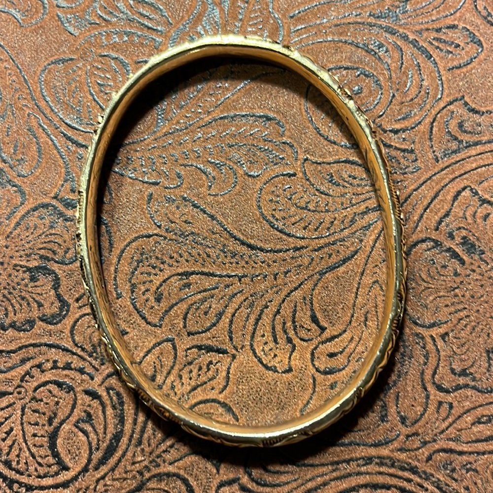 Vintage Monet Goldtone Bangle Bracelet - Picture 6 of 8